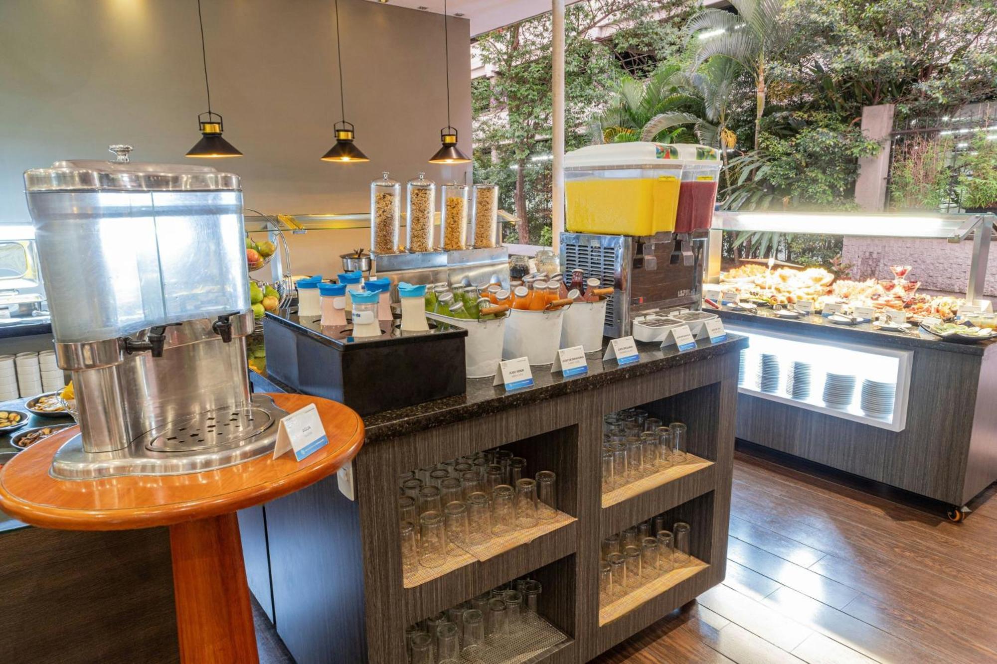 麦德林福朋喜来登酒店 外观 照片